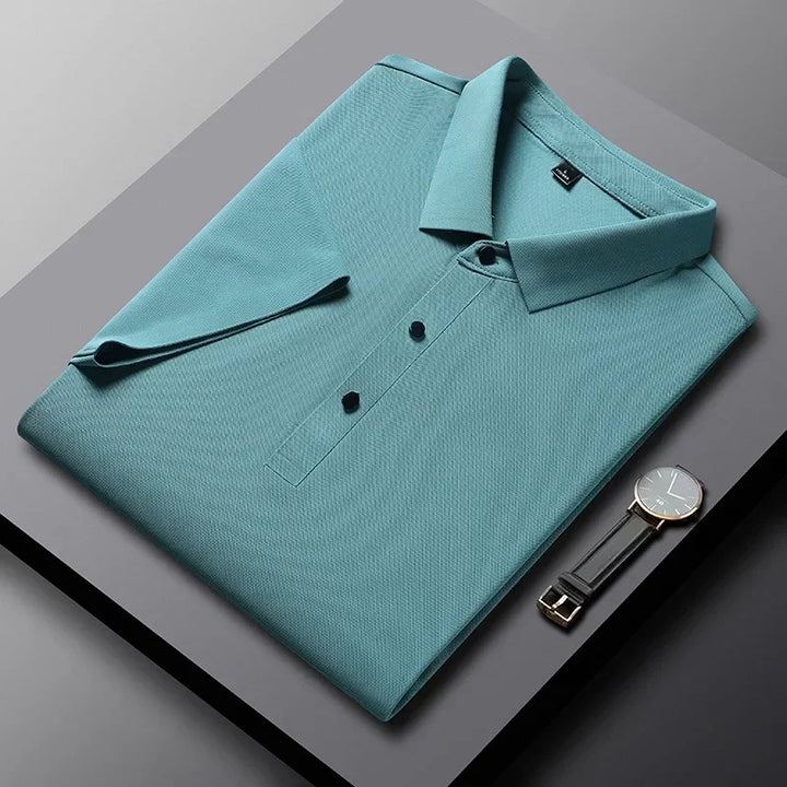 Kurzarm Herren Polo-Shirt mit atmungsaktiver Struktur. Perfekt für warme Sommertage und aktive Freizeit.