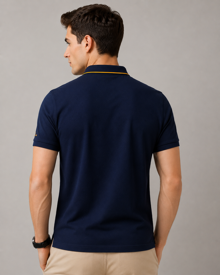 Detailaufnahme der Knopfleiste am klassischen Herren Poloshirt. Eleganter Look.