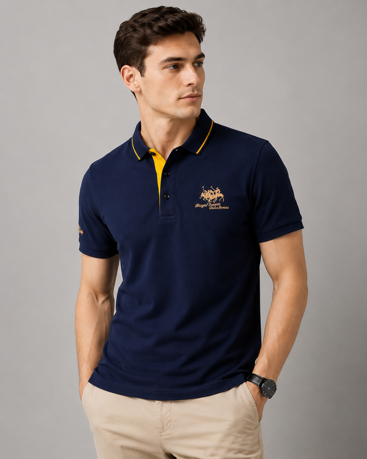 Model trägt modernes Herren Poloshirt mit Kurzarm, komfortabel und stilvoll.