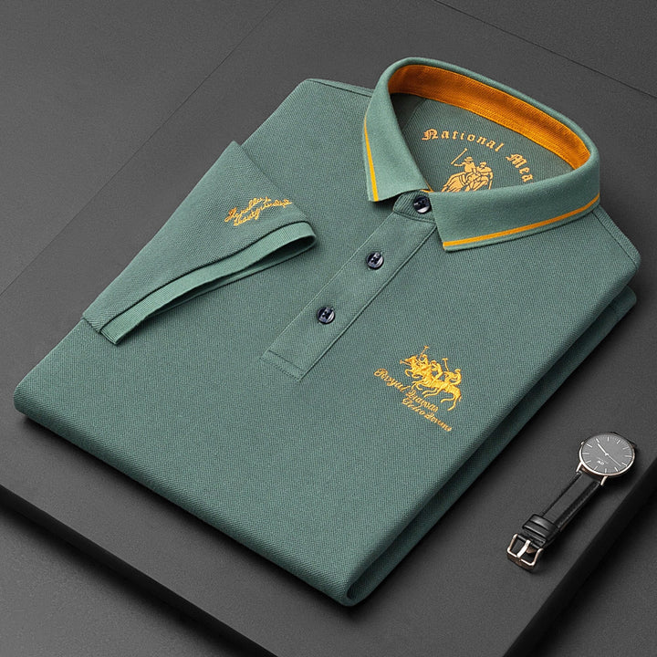 Smart-Casual Herren Poloshirt mit feiner Knopfleiste, perfekt kombinierbar für stilvolle Herrenmode.
