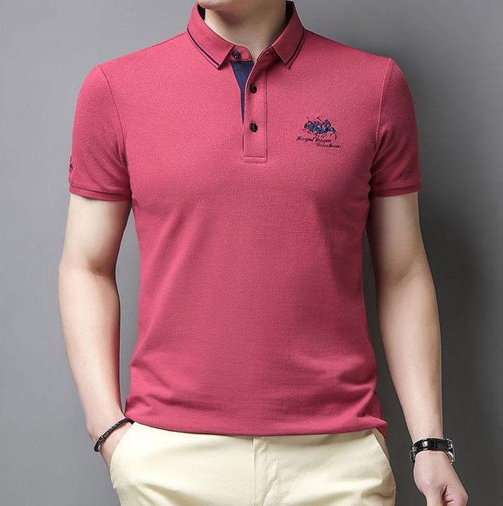 Nahaufnahme des Stoffes vom bequemen Herren Poloshirt. Hochwertige Herrenmode.