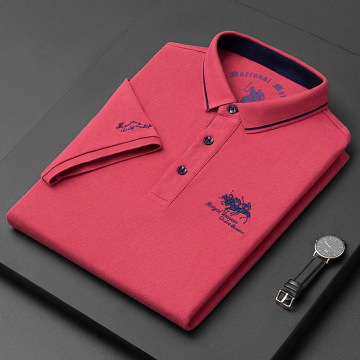 Rückansicht des eleganten Herren Kurzarm Poloshirts, perfektes Oberteil für Herren.