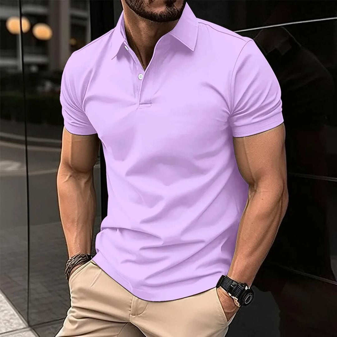 Frontansicht: Herren Poloshirt, elegant und sportlich, atmungsaktiv für den Sommer-Komfort.