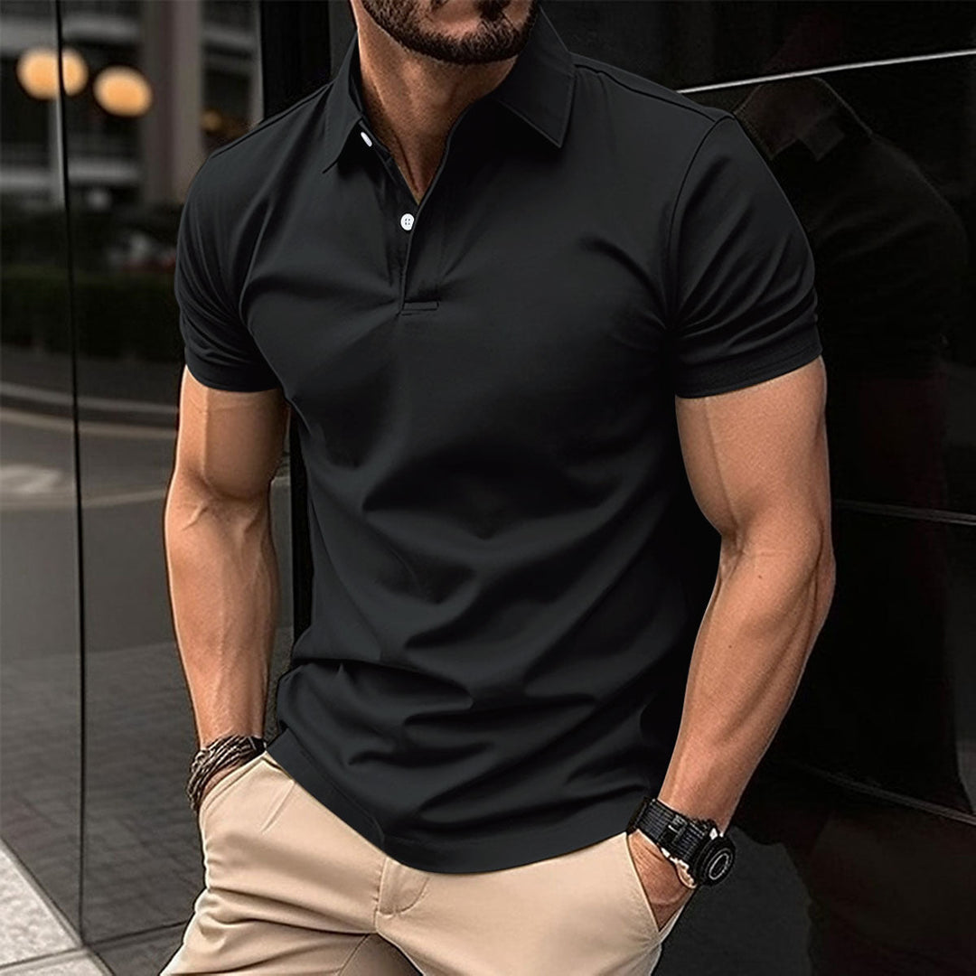 Nahaufnahme Herren Kurzarm-Poloshirt, leichter, atmungsaktiver Stoff für heiße Sommertage.