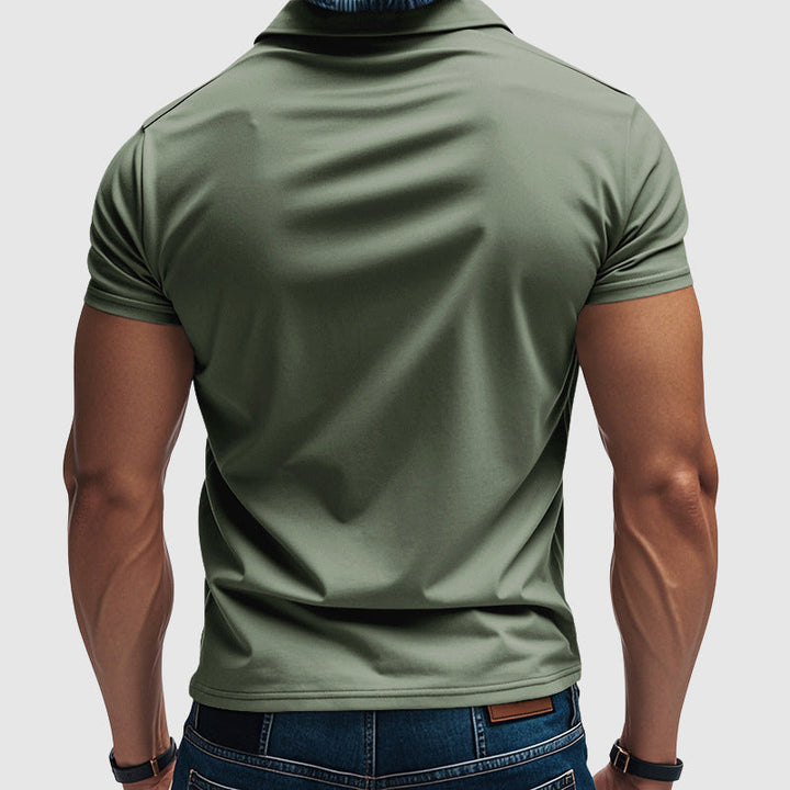 Hochwertiges Herren-Poloshirt mit sportlichem Schnitt. Kurzärmlig, atmungsaktiv und klassisch elegant für Männer.