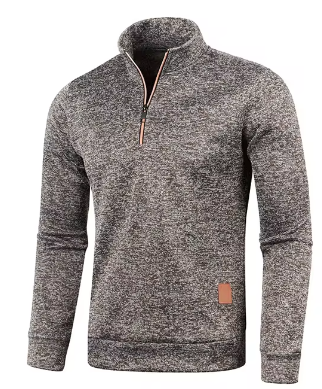 Rückenansicht des bequemen Herren Herbstpullovers. Klassisches Design & warmer Stoff für Herbst & Winter.
