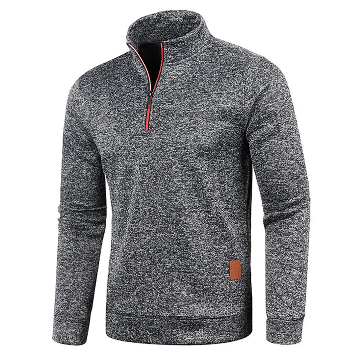Modell trägt bequemen Herren Pullover in Freizeitmode. Ideal für entspannte Herbsttage & Business Casual.