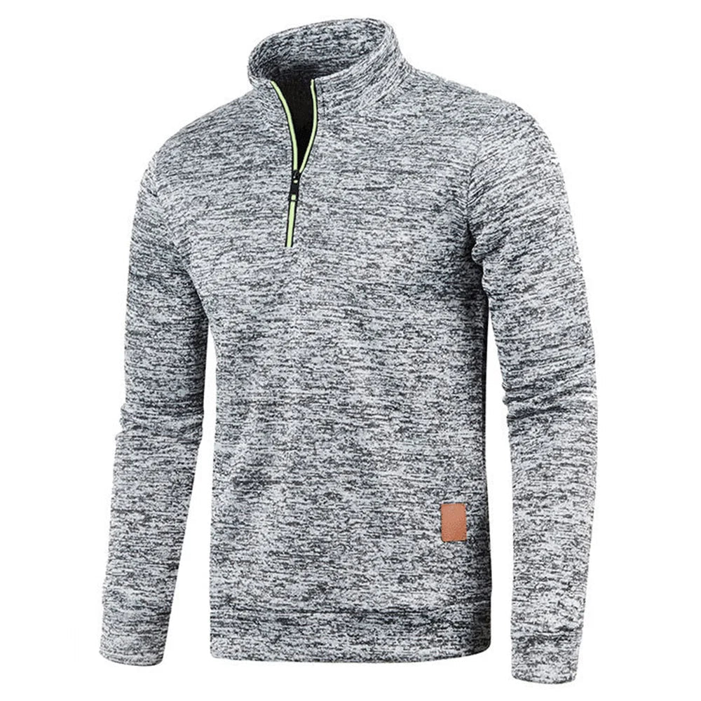 Detaillierte Ansicht des weichen, bequemen Herbstpullovers für Herren. Perfekt als warmer Langarm Pullover.
