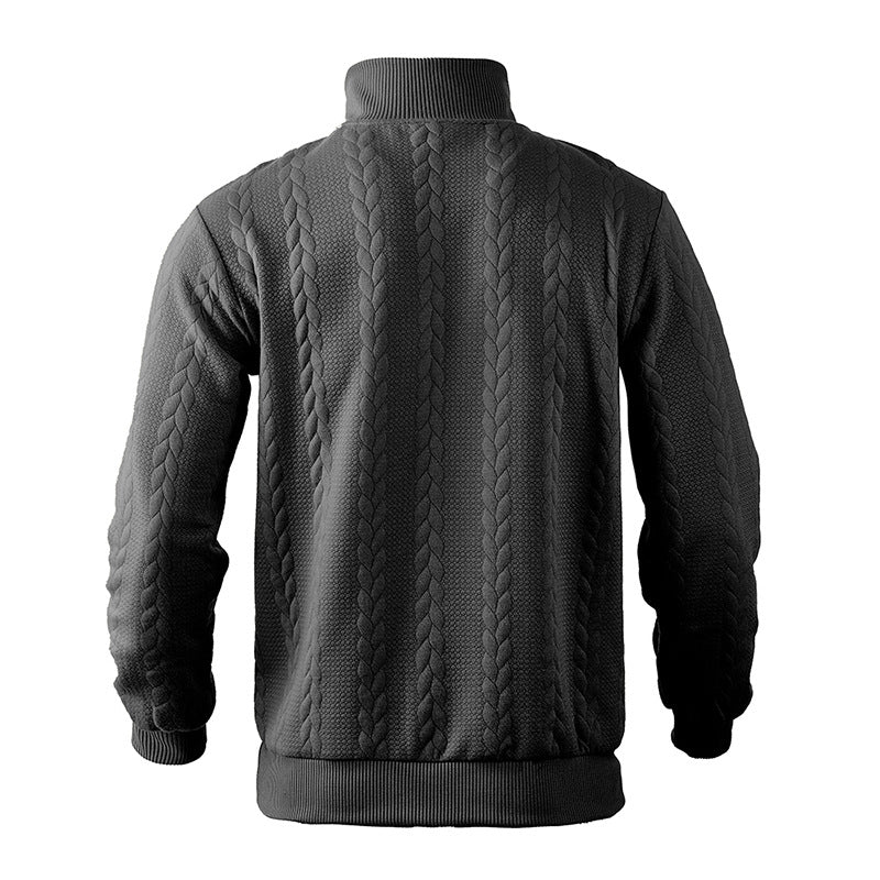 Moderner Herren Pullover im Zopfmuster-Design mit Viertelreißverschluss. Eleganter Männer Style für den Herbst.