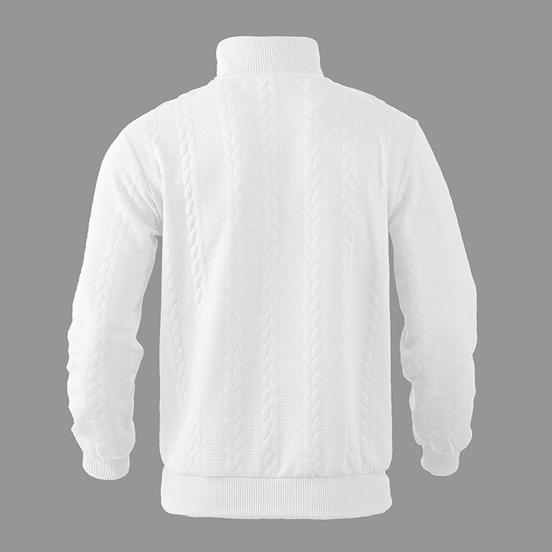Lässiger Herren Pullover mit Zopfmuster und Viertelreißverschluss. Ideal für entspannte Herbst-Outfits. Männer Style.