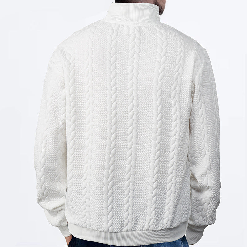 Zeitloser Herren Zopfmuster-Pullover. Eleganter Langarm-Strick für Herbst und Übergangszeit. Stilvolle Herrenmode.