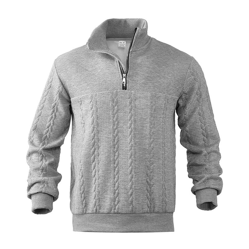 Stilvoller Herren Strickpullover: Zopfmuster und Viertelreißverschluss. Warme und komfortable Herbstmode für Männer.