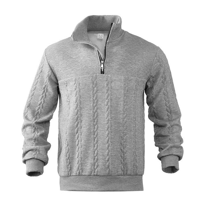 Stilvoller Herren Strickpullover: Zopfmuster und Viertelreißverschluss. Warme und komfortable Herbstmode für Männer.