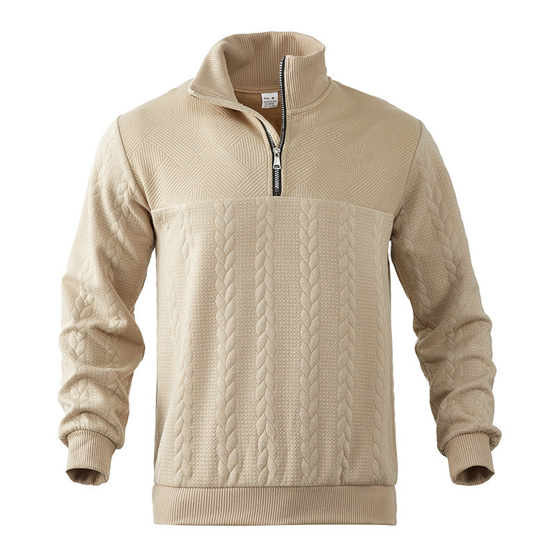 Eleganter Herren Zopfmuster-Pullover. Hochwertige Herbstmode für einen stilvollen Auftritt in der Übergangszeit.