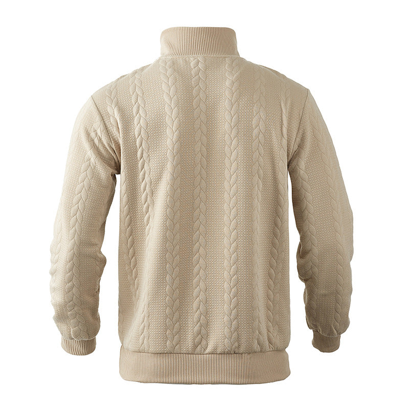 Komfortabler Langarm-Pullover für Herren. Zopfmuster-Strick mit Viertelreißverschluss. Warme und bequeme Herbstmode.