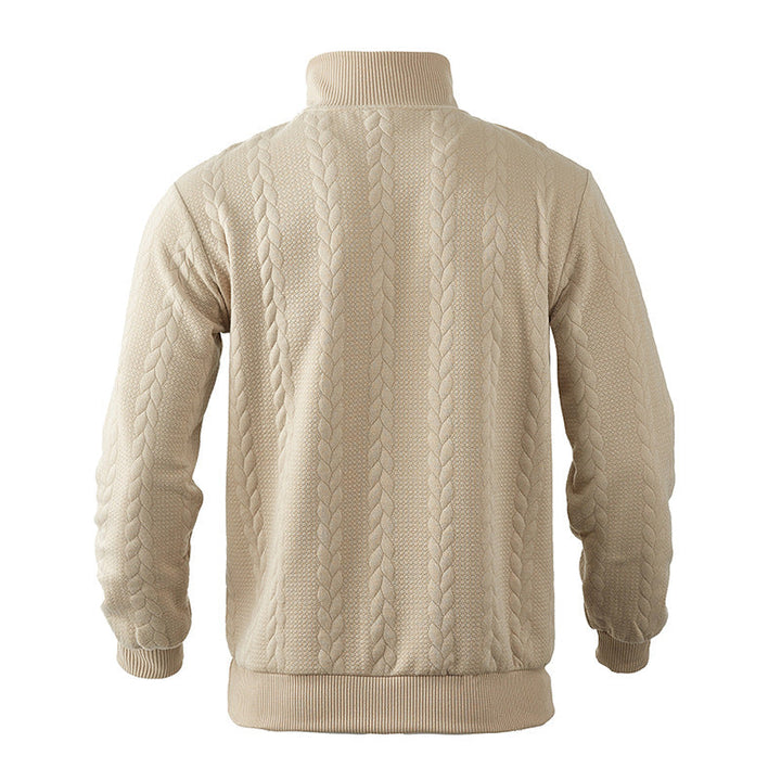 Komfortabler Langarm-Pullover für Herren. Zopfmuster-Strick mit Viertelreißverschluss. Warme und bequeme Herbstmode.