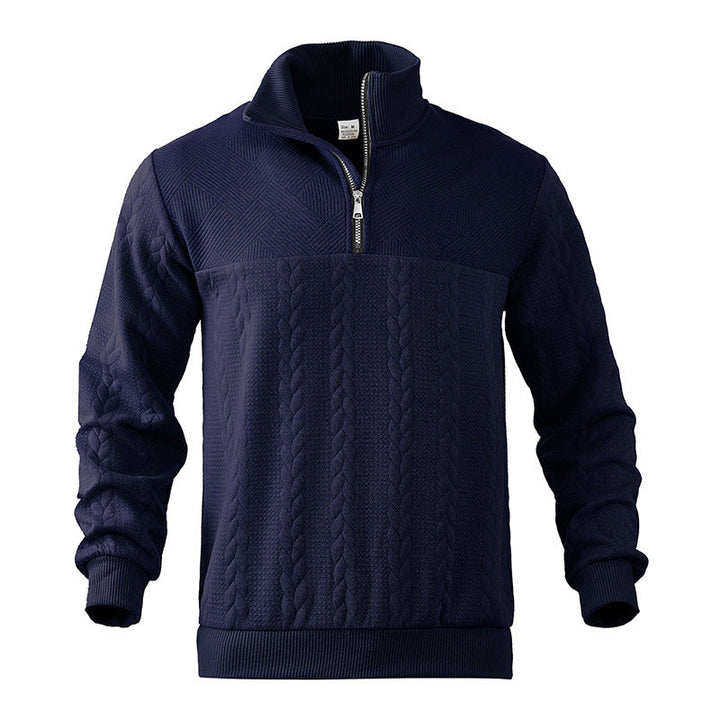 Nahaufnahme des Zopfmusters. Detaillierter Herren Strickpullover, hochwertige Verarbeitung. Eleganz für den Herbst.