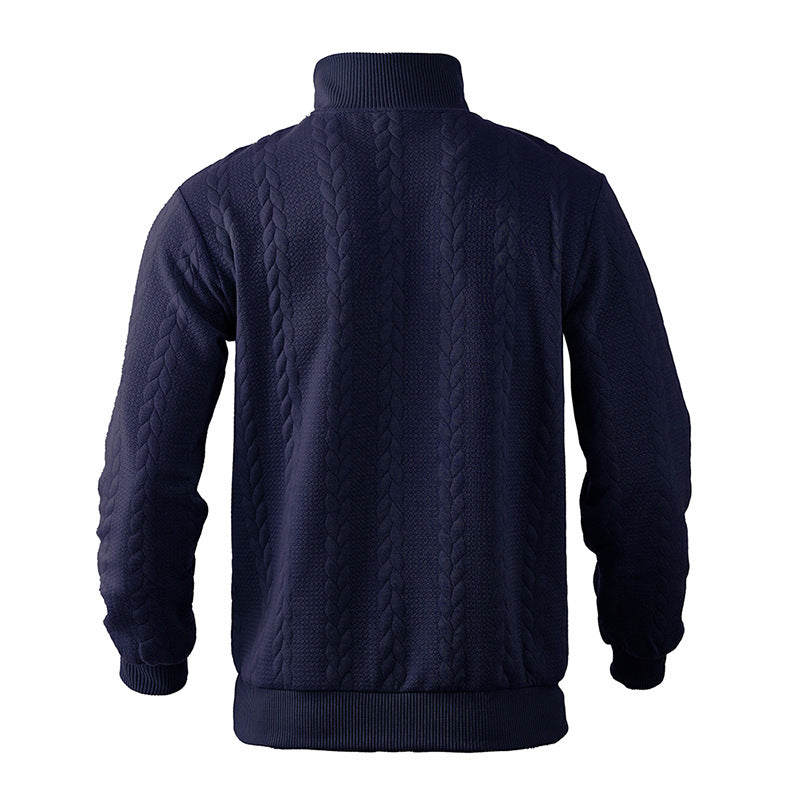 Detailansicht: Praktischer Viertelreißverschluss des Herren Zopfmuster-Pullovers. Moderne Herbstmode, Männer Style.