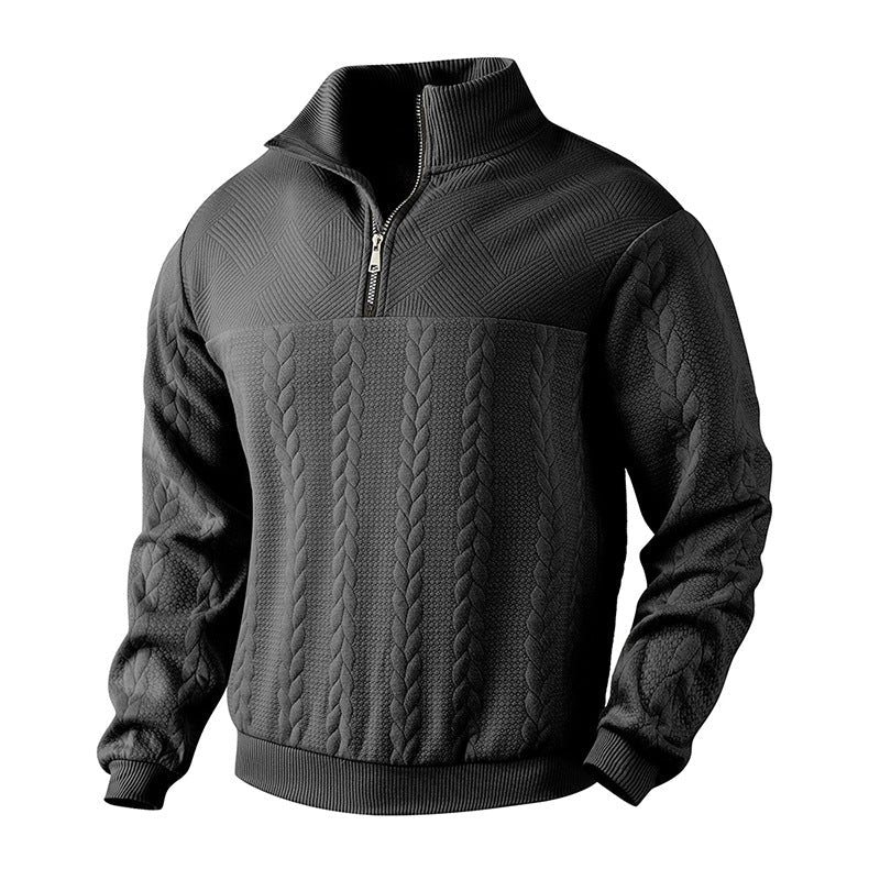 Mann trägt eleganten Herren Zopfmuster-Pullover. Komfortable Herbstmode, ideal für die Übergangszeit und Casual Looks.