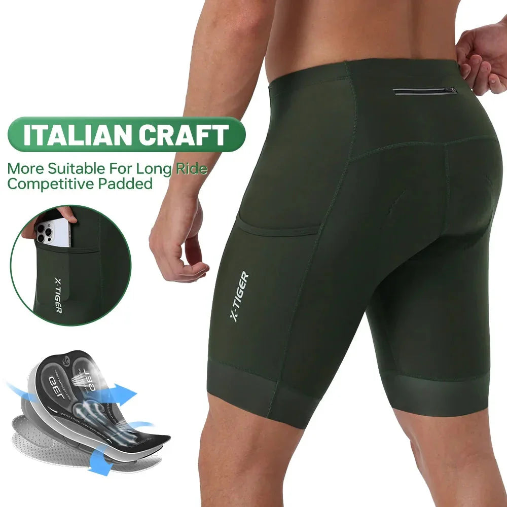 Rückansicht der Herren Radhose, betont die ergonomische Passform für Radsport und lange Distanzen.