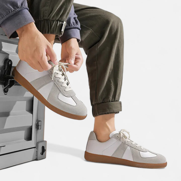 Nahaufnahme eines robusten Herren-Wintersneakers im Retro-Stil mit warmer Fütterung. Bequeme Winterstiefel.
