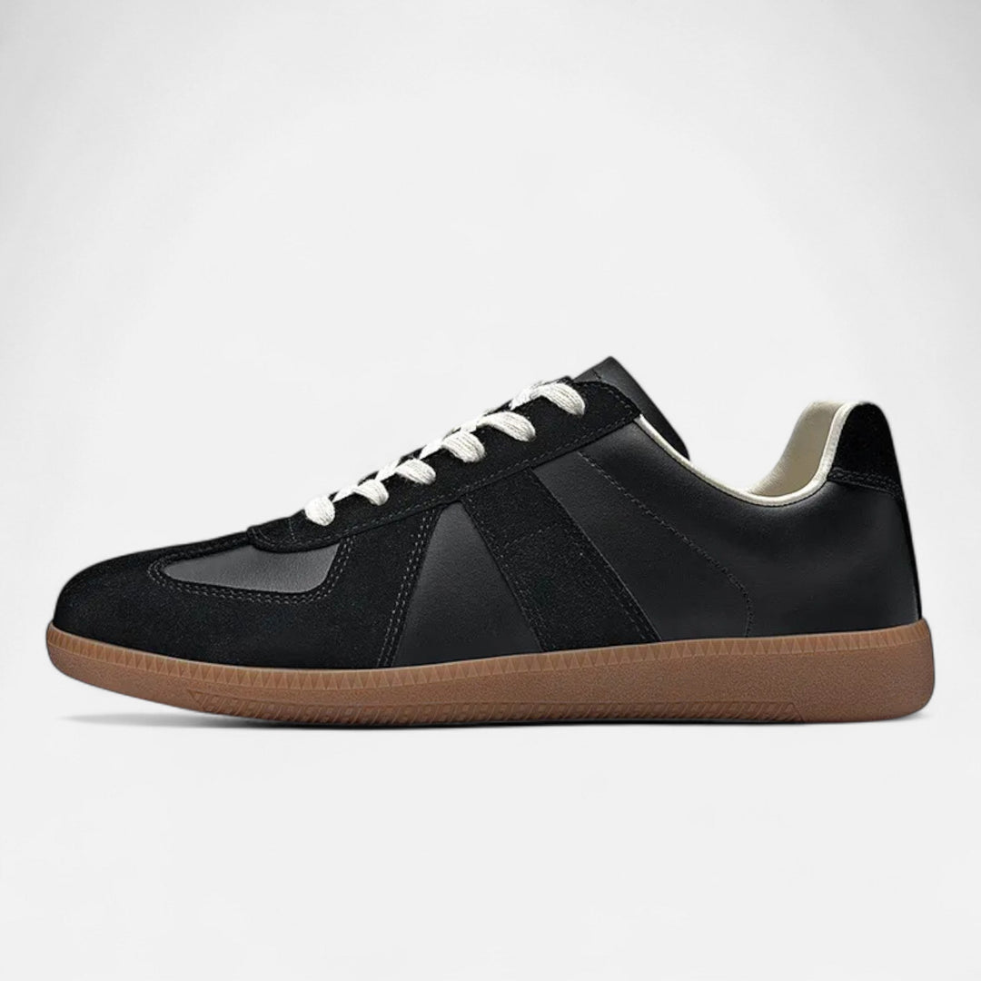 Herren Retro-Wintersneaker auf winterlichem Untergrund, bequeme und robuste Freizeitschuhe für Herren.