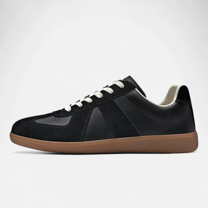 Herren Retro-Wintersneaker auf winterlichem Untergrund, bequeme und robuste Freizeitschuhe für Herren.