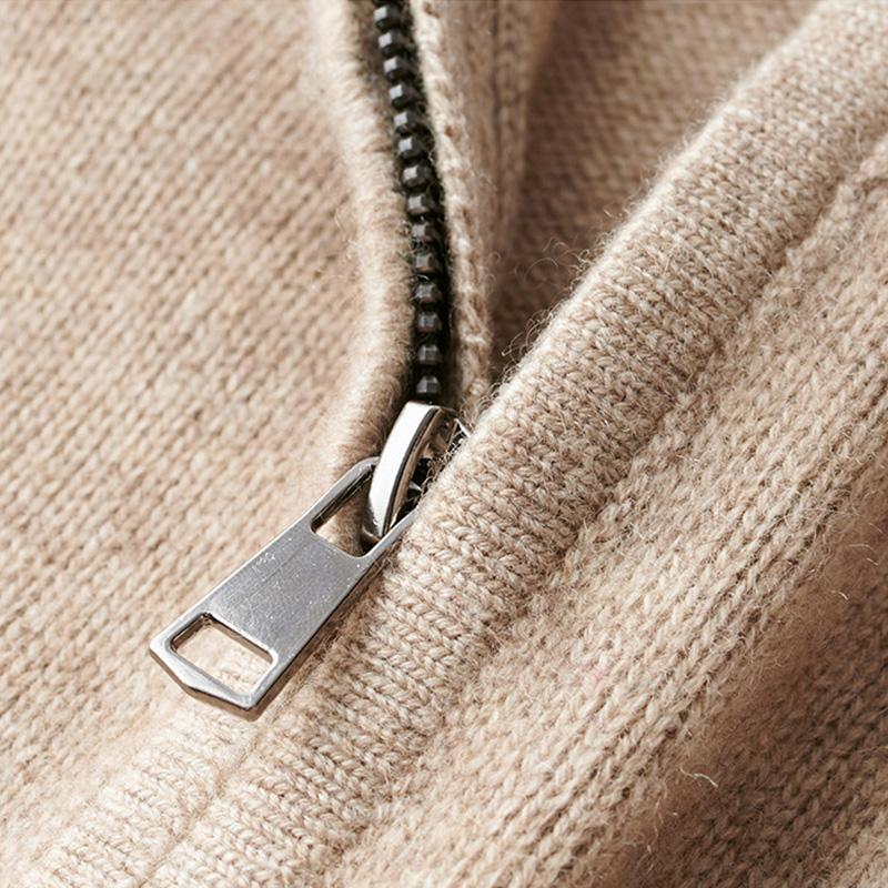 Warmer Herren Rippenstrick-Pullover mit Halbreißverschluss. Bequemer, eleganter Strick für kalte Herbst- und Wintertage.
