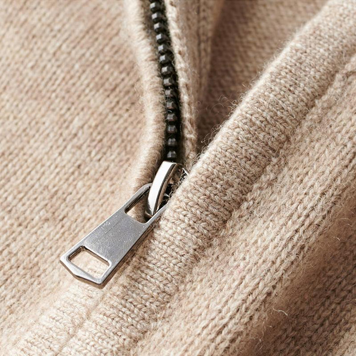 Warmer Herren Rippenstrick-Pullover mit Halbreißverschluss. Bequemer, eleganter Strick für kalte Herbst- und Wintertage.