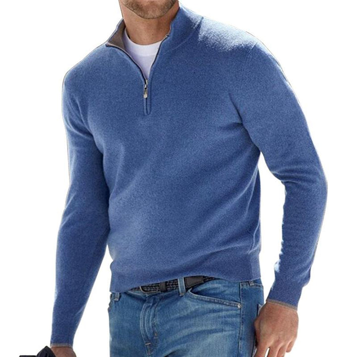 Modischer Herren Strickpullover mit Halbreißverschluss. Bequemer, eleganter Rippenstrick für Casual-Herbst-Looks.