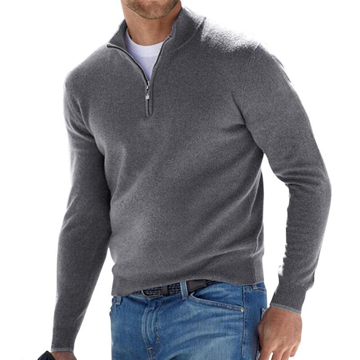 Vielseitiger Herren Rippenstrick-Pullover mit Halbreißverschluss. Ideal für Herbst, Freizeit und elegante Casual-Looks.