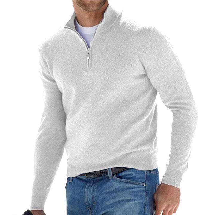 Mann trägt modischen Herren Rippenstrick-Pullover mit Halbreißverschluss. Bequemer Herbst-Casual-Look, elegant.
