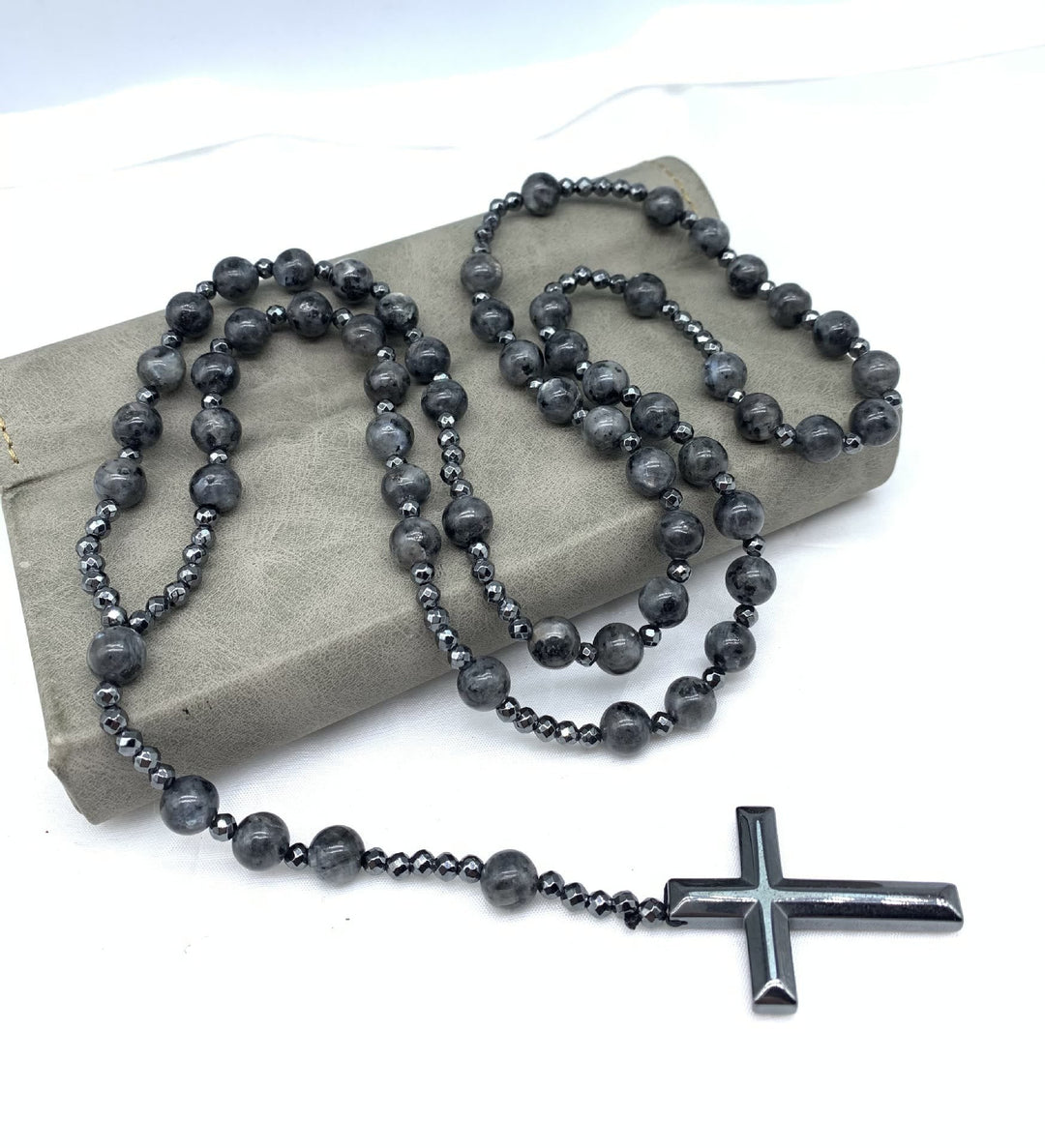 Kreuz-Kette für Herren: Rosenkranz aus grünen Tigerauge-Perlen, spiritueller Edelstein.
