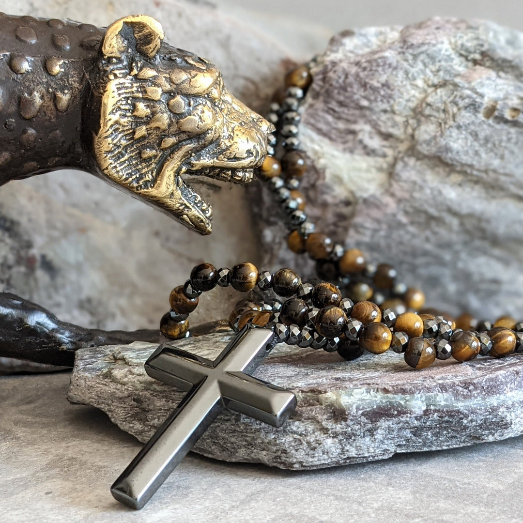 Spirituelle Herrenkette: Rosenkranz aus Tigerauge-Perlen mit Kreuz, idealer Männerschmuck.