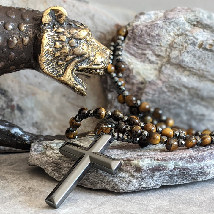 Spirituelle Herrenkette: Rosenkranz aus Tigerauge-Perlen mit Kreuz, idealer Männerschmuck.