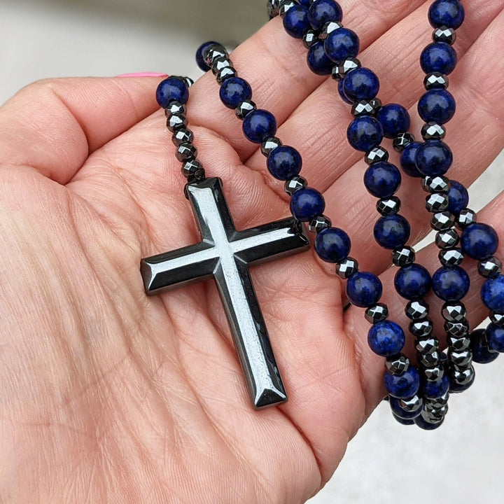 Männer Kreuzkette aus Tigerauge und Lapislazuli Perlen, spiritueller Edelstein-Schmuck.