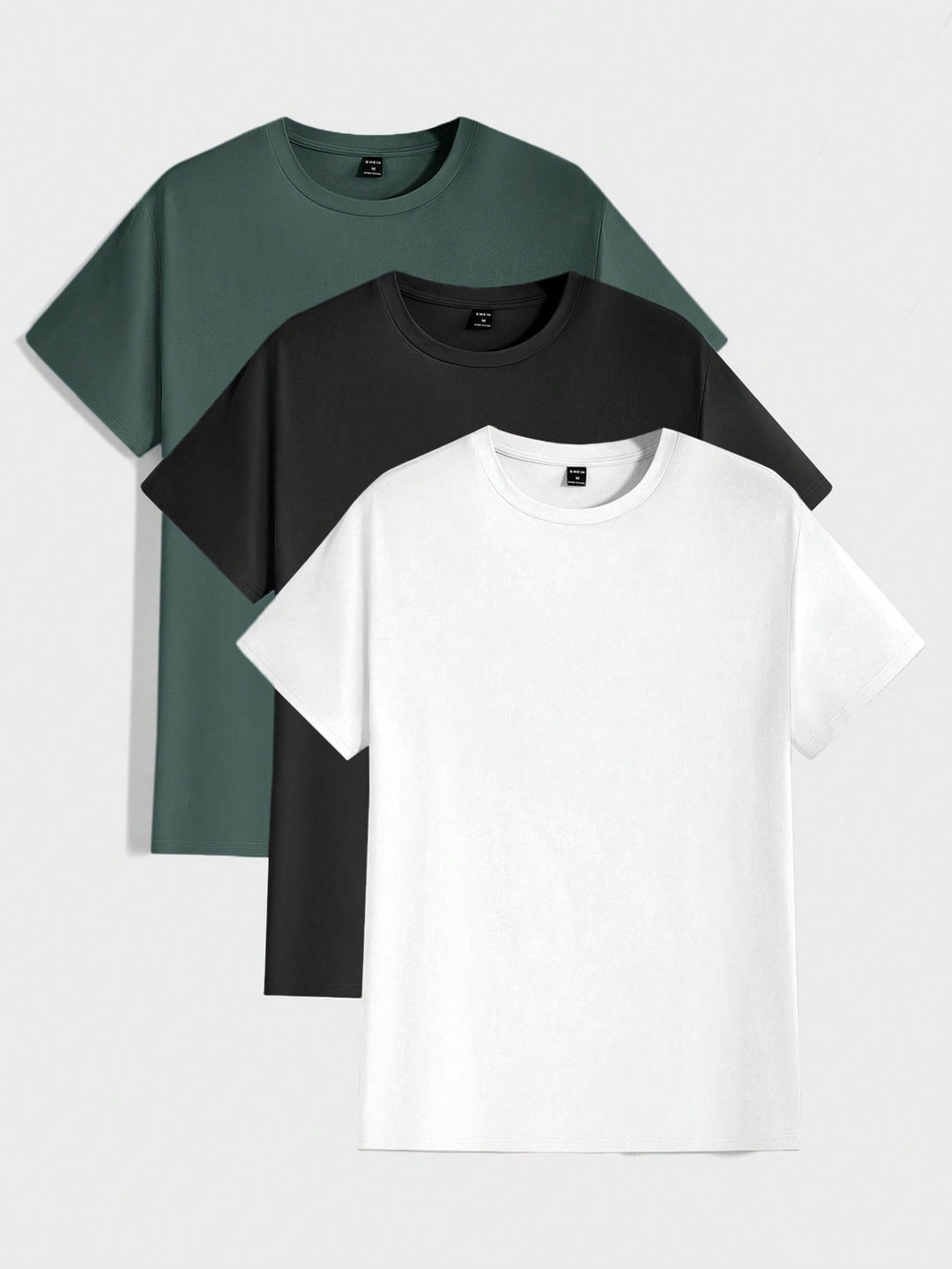 Detail: Rundhalsausschnitt des Herren T-Shirts mit feiner Struktur, sauber verarbeitet.