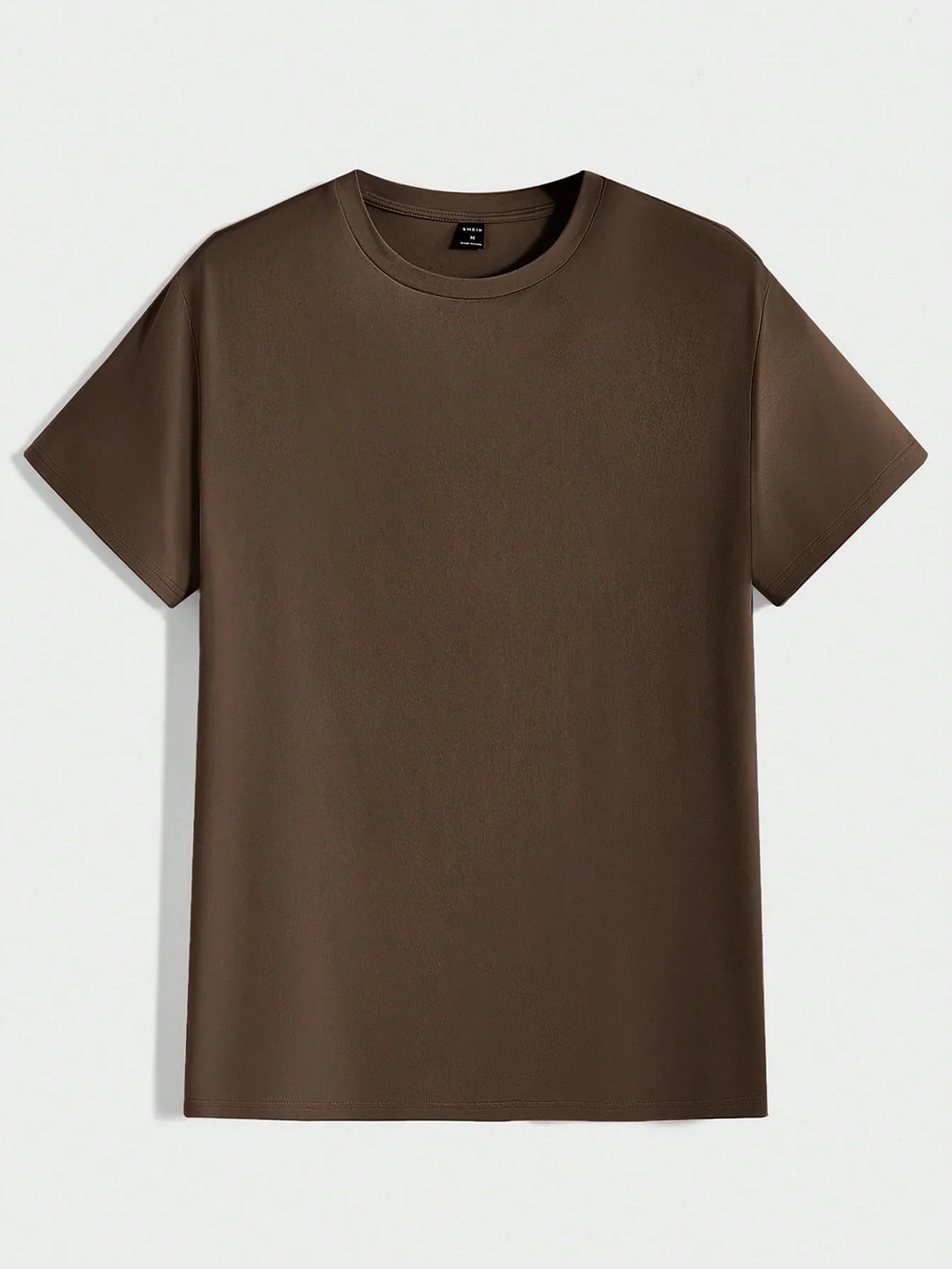 Modell trägt Herren Rundhals T-Shirt mit Struktur, lässiger Sommer-Look.