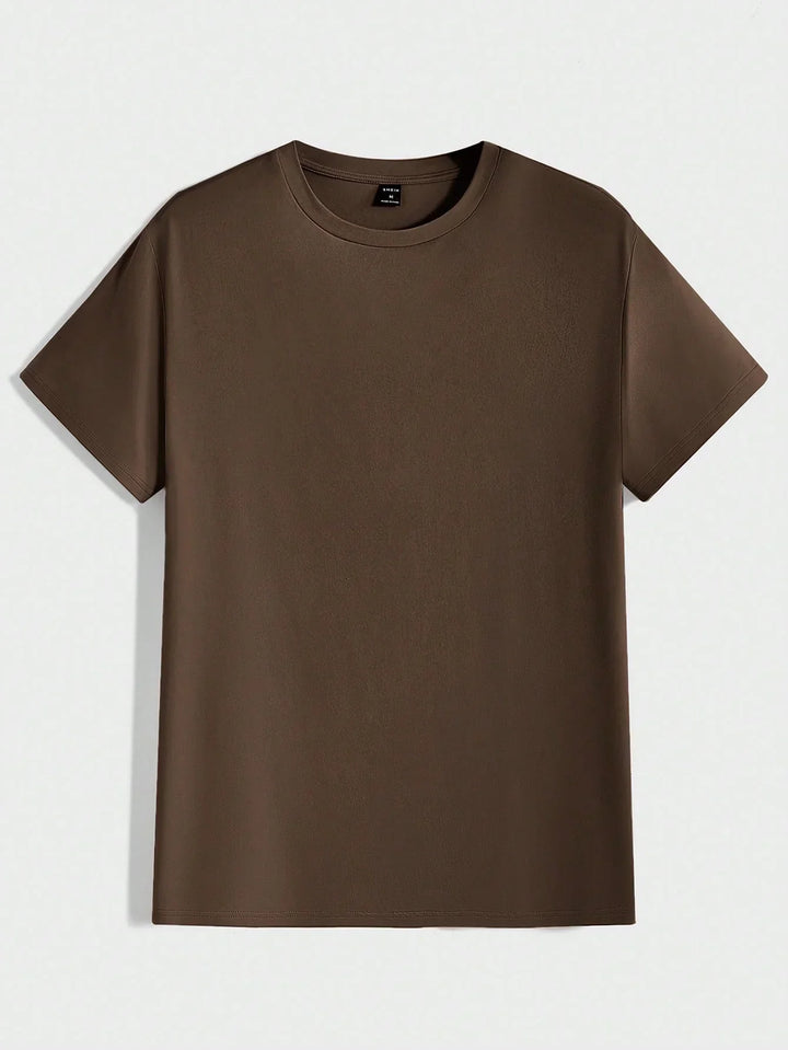 Modell trägt Herren Rundhals T-Shirt mit Struktur, lässiger Sommer-Look.