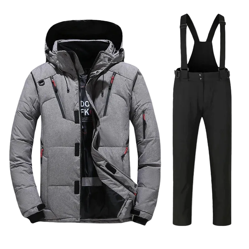 Mann trägt Herren Skiset Kevin, Skianzug für alpines Skifahren, warm & funktionell.