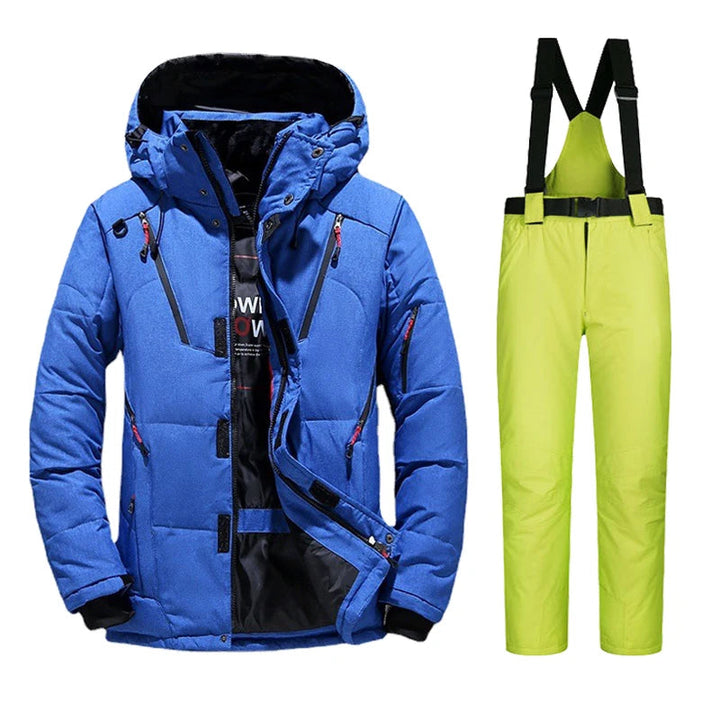Rückenansicht des Herren Skisets Kevin, zeigt Schnitt & Design von Skijacke & Skihose.
