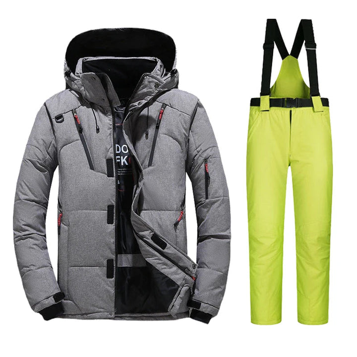 Herren Skiset Kevin von vorne, Modell zeigt Passform & Kälteschutz für die Piste.