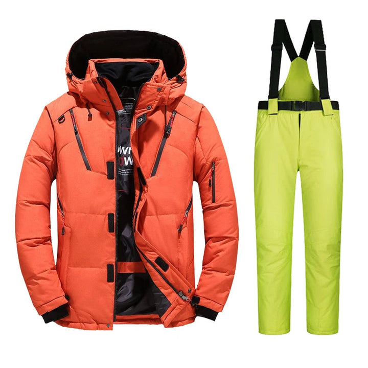 Seitliche Ansicht des isolierten Herren Skisets Kevin, flexible Bewegung beim Wintersport.