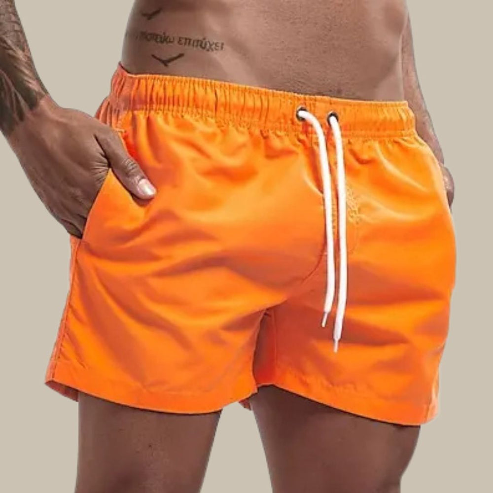 Nahaufnahme des elastischen Bunds einer modernen Herren Slim Fit Badehose für optimalen Tragekomfort.