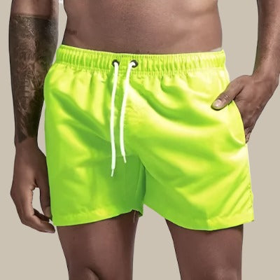 Sportliche Herren Slim Fit Badeshorts in Seitenansicht, perfekt für Freizeit und Wasseraktivitäten.