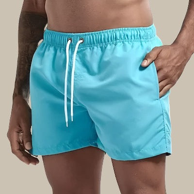 Rückansicht der kurzen Herren Badehose mit Slim Fit, ideal für Schwimmen und stilvolle Strandmode.