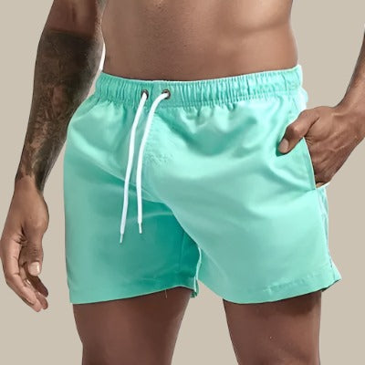 Detailansicht des schnelltrocknenden Materials der Herren Slim Fit Badehose, ideal für den Sommer.