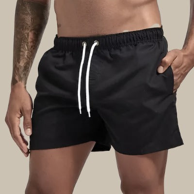 Gefaltete Herren Slim Fit Badehose mit elastischem Bund, bereit für den nächsten Sommerurlaub.