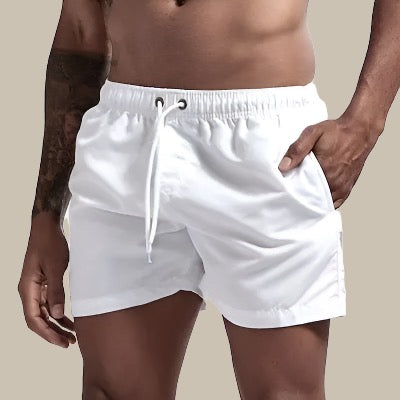 Neue Herren Slim Fit Badehose, moderne kurze Badeshorts für stilvolle Strandmode im Sommer.