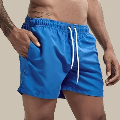 Detail der Beinform der Herren Slim Fit Badehose, sportlich und modern für Schwimmen und Freizeit.